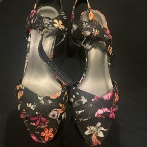 Size 10 guess heels never worn no box